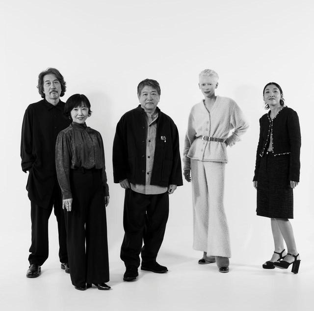 画像: マスタークラスの講師を務めた豪華な面々。(左から)役所広司、西川美和、是枝裕和、ティルダ・スウィントン、安藤サクラ ⒸCHANEL