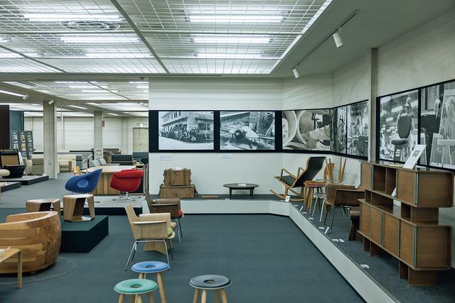 画像: 本社２階にあるショールームには天童木工の家具がずらりと並ぶ。奥には戦時中に製作した弾薬箱と、戦後のちゃぶ台も展示されている。誰でも見学可能