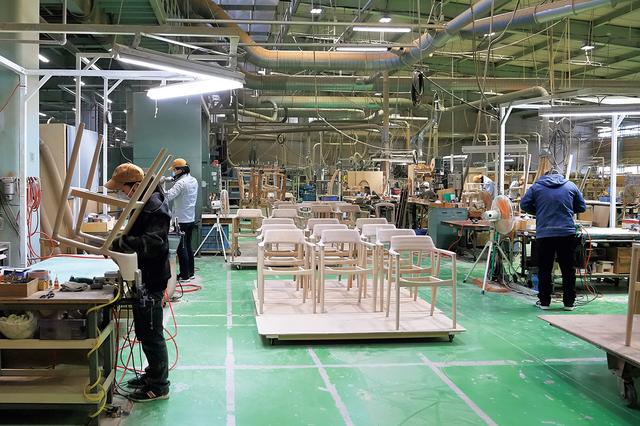 画像: 「HIROSHIMA」アームチェアの製造ライン。木材の選別から部品加工、組み立て、磨き、塗装、張りまで、木工家具生産に関わるすべての工程を行う。工場見学は要相談