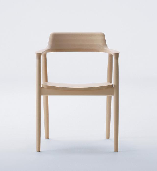 画像: 「HIROSHIMA」アームチェア：デザイナーの深澤直人いわく、「シンプルに見えるが作り方はきわめて複雑」