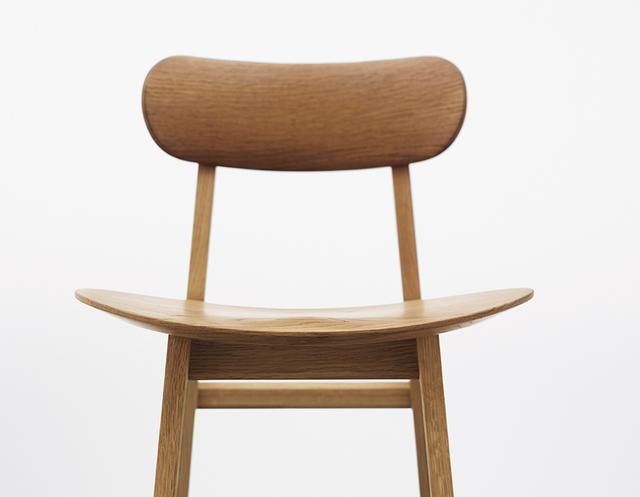 画像: 「SUWARI」：国産ナラ材の中小径木を活用した日本の空間に気持ちよくおさまる椅子。脚に畳ずり構造を採用、畳やカーペットの床面への負担を抑える。 MASAYUKI HAYASHI