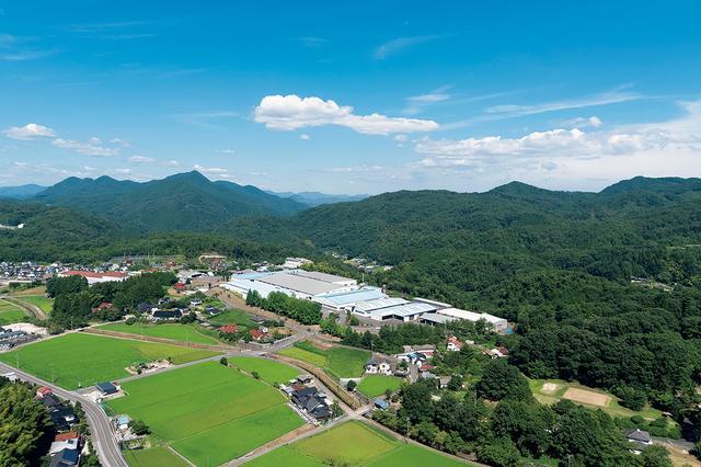 画像: 広島の中心街から西へ車で約1 時間の山あいに立つマルニ木工の本社工場