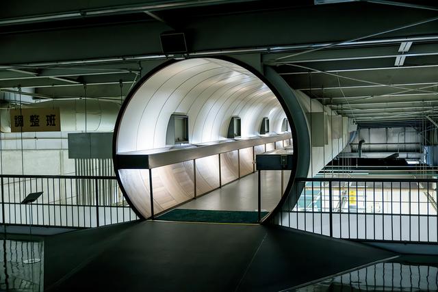 画像: 本社に隣接する工場へつながる一般見学者用通路。工場見学は要問い合わせ。