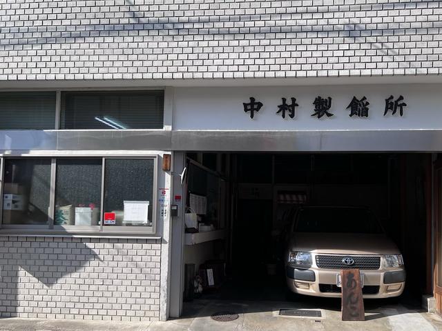 画像: ガレージ横の事務所に声がけし、あんこを購入する