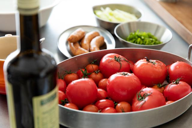 画像: トマトは大中小を揃えて。ミニトマトの甘みがスープの味を立体的に。