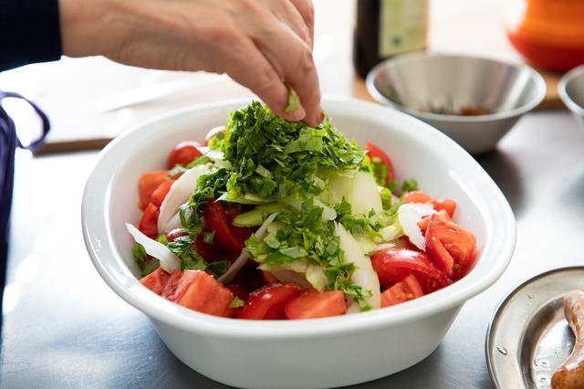 画像: 玉ねぎとセロリをのせる。