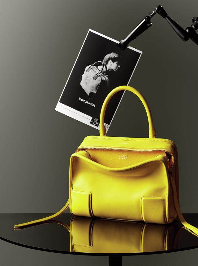 画像: 最新モデルの「アマソナ180 スモール」（デイジーイエロー）￥639,100／ロエベ モノクロ写真はロエベのバッグ「アマソナ」のオリジナルモデル。1982年の広告より ロエベ ジャパンクライアントサービス TEL.03-6215-6116