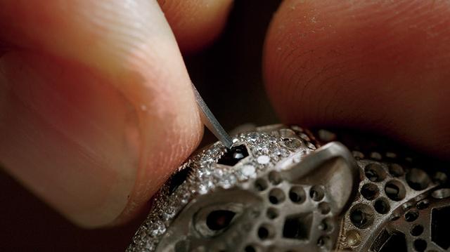 画像: パンテール ジュエリーに用いられているサヴォアフェール（職人技）の中で、最も象徴的なのがペラージュセッティング。メタルを引き伸ばした微細な糸で宝石を囲み、パンテールの毛並みを再現する独自の技法。 COURTESY OF CARTIER