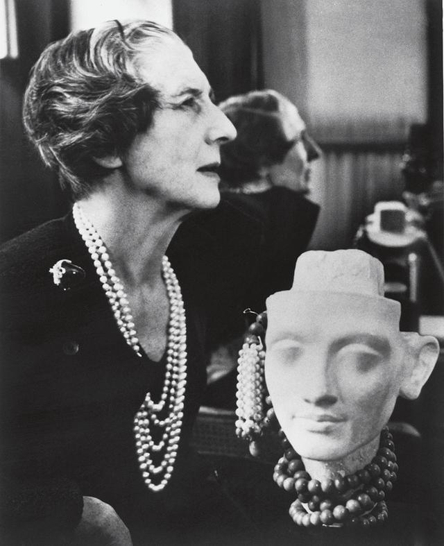 画像: 1960年代に写真家セシル・ビートンによって撮影されたジャンヌ・トゥーサン。1933年から70年までジュエリー制作を統括した。 COURTESY OF CARTIER