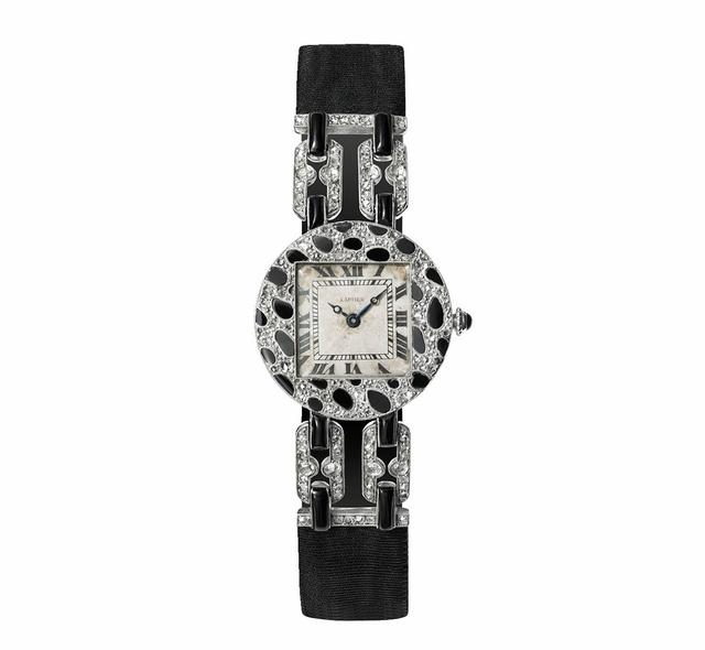 画像: カルティエが初めてパンテールをモチーフにした作品。デザイナーのシャルル・ジャコーによるジュエリーウォッチ。1914年制作。 COURTESY OF CARTIER