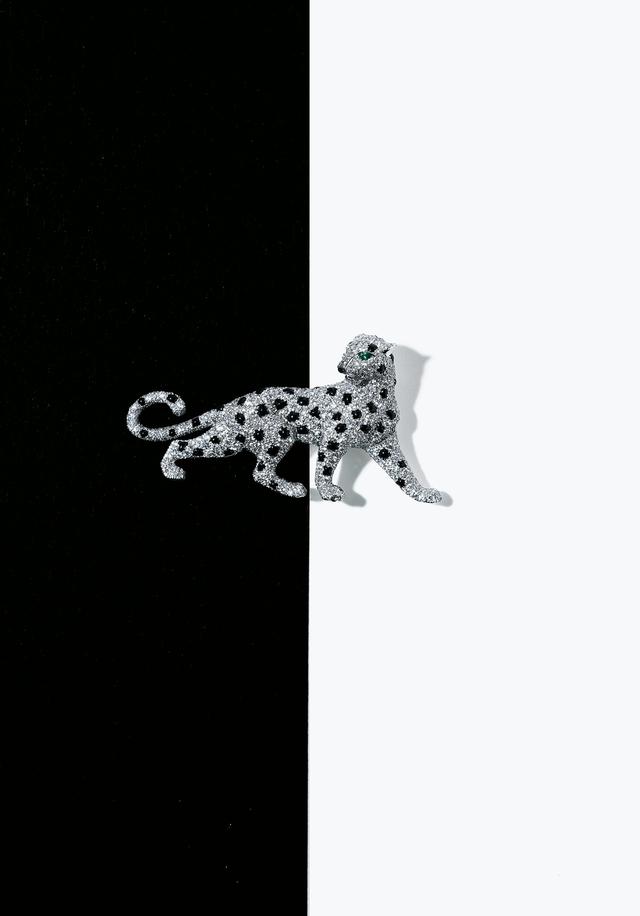 画像: 「パンテール ドゥ カルティエ」ブローチ〈WG、ダイヤモンド、エメラルド、オニキス〉￥32,076,000（参考価格）／カルティエ カルティエ カスタマー サービスセンター TEL.0120-1847-00