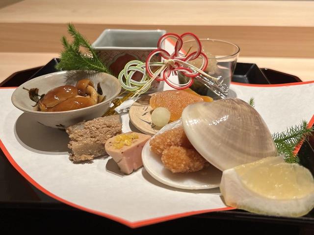 画像: 初春の八寸。あん肝やカラスミ、飛騨なめこなど。ハマグリの貝殻にはアコヤガイのおかき揚げを盛り付けて
