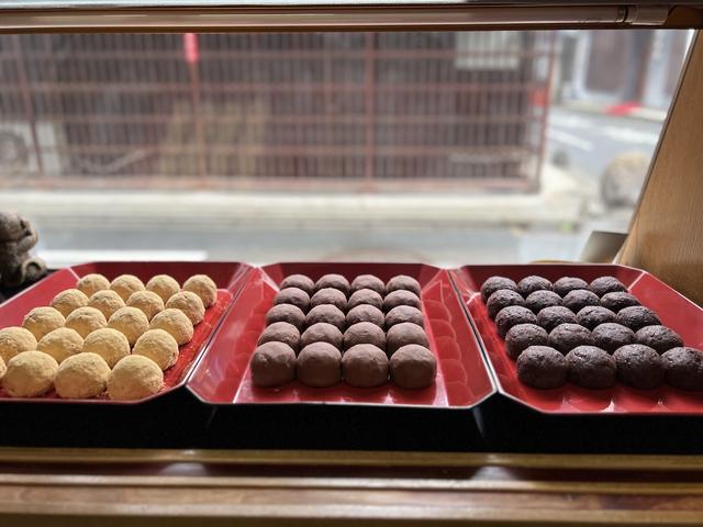 画像: 昔ながらの対面式販売。和菓子店ではなく、おはぎ専門店。商品はおはぎ3種と、要予約のゆで小豆の瓶詰め「あんてぃーく」のみ