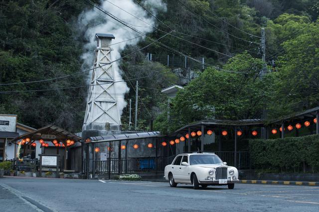 画像: 駅前の温泉櫓。送迎は1990年代のクラシックカー「ガリューⅠ」