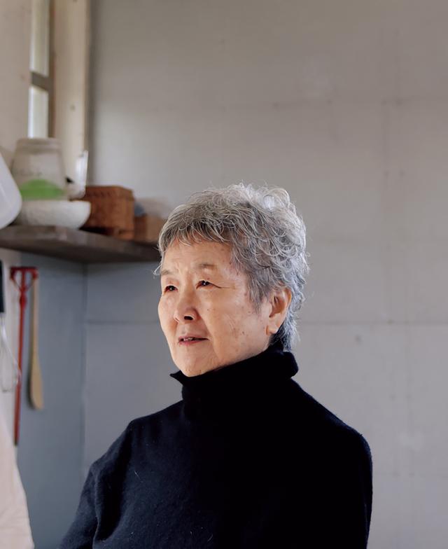 画像: アトリエでの小前。自給自足の暮らしを目指してこの家を建てた頃は、東京でのクリエイティブな仕事はもうやりきったと感じ、あまり未練がなかったという。