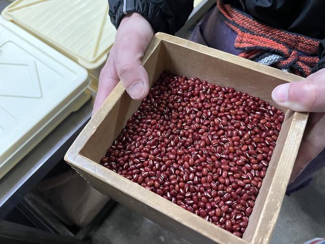画像: 上質な北海道産小豆を使用。コーヒー豆のピッキングと同じように、黒っぽかったり、硬かったり、発育不足だったり、欠点のある豆を取り除くのも、おいしい餡を炊く重要な作業だという