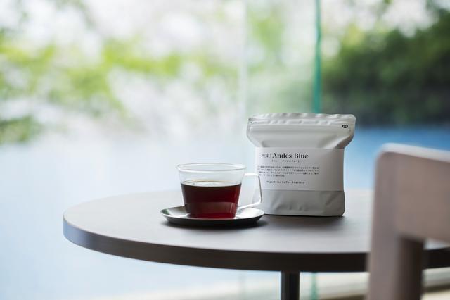 画像: 食後は地元で自家焙煎を行うコーヒー店のフルーティな一杯をロビーラウンジで味わって。豆はお土産としても販売