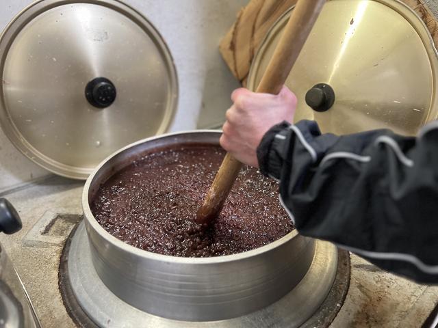 画像: 分厚い羽釜で小豆を炊くことで、煮崩れせず、ふっくら仕上がる