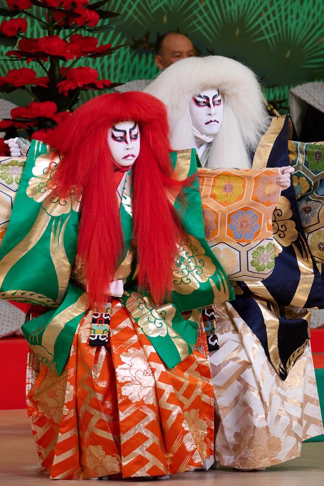 画像: 『連獅子』親獅子の精=尾上右近　仔獅子の精=尾上眞秀