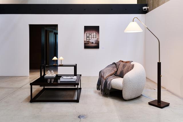 画像: 「Logo Lamp」や新作は1階に展示されている