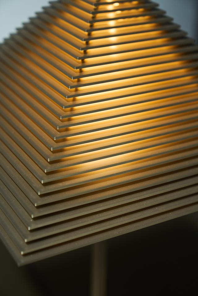 画像: 光のグラデーションが美しい「Logo Lamp」の新作