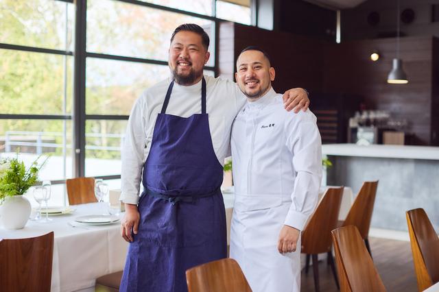 画像: （左から）MANOオーナーシェフの西本竜一氏、アルマーニ / リストランテのエグゼクティブシェル・ブルノ・昼間氏。 PHOTOGRAPHS：COURTESY OF GIORGIO ARMANI