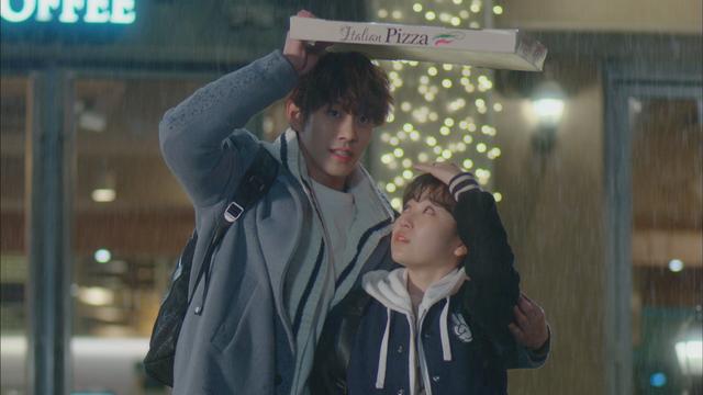 画像: 主演のアン・ヒョソプ（左）とキム・スルギ（右）　© 2017 MBC