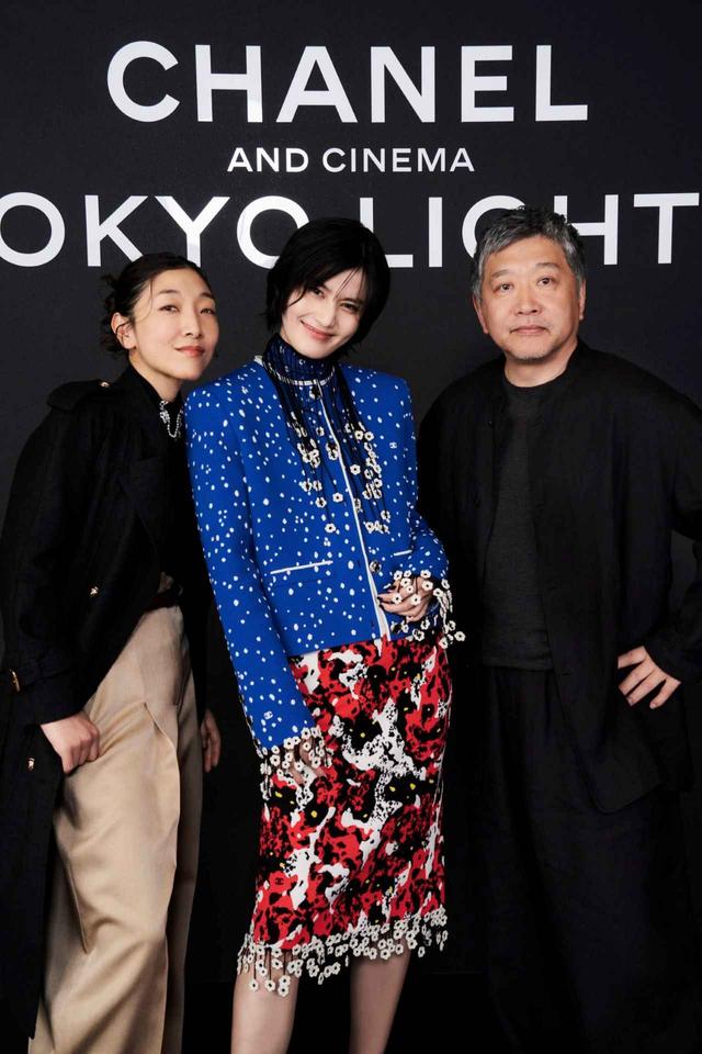 画像: 授賞式に登壇したアンバサダーの安藤サクラ、橋本愛、是枝裕和監督