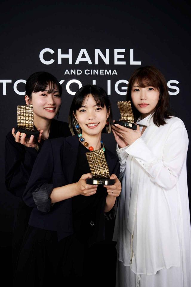 画像: 受賞した3人の若手監督たち。左から古川葵、田中さくら、首藤凜 PHOTOGRAPHS: Ⓒ CHANEL