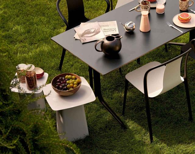 画像: ベランダや庭でも使える サイドテーブル。 ヴィトラやHAYほか7選 - T JAPAN:The New York Times Style Magazine 公式サイト