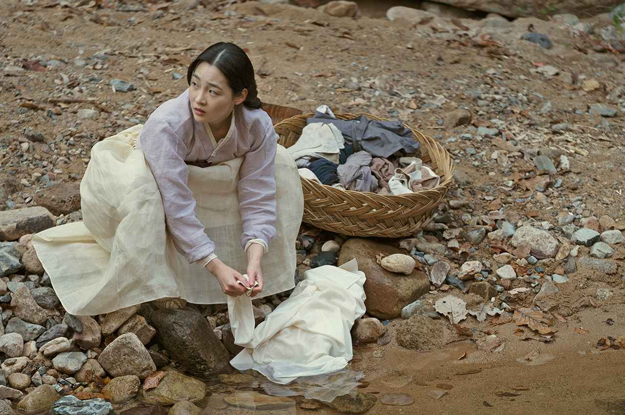 画像: ソンジャを演じた新人俳優のキム・ミンハは、その圧倒的な演技力で一躍注目の的に。娘であり恋する少女であり、妻であり母親でもある女性を見事に演じ、その姿はユン・ヨジョン演じる老年期のソンジャへと繋がっていく © Apple TV+
