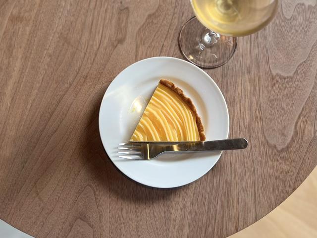 画像: ヨーグルトやサワークリームを使ったクリームの上に、酸味をしっかり感じるレモンカードを重ねたレモンタルト￥700。リンゴやヨーグルトのような乳酸感を感じる白と相性抜群だ