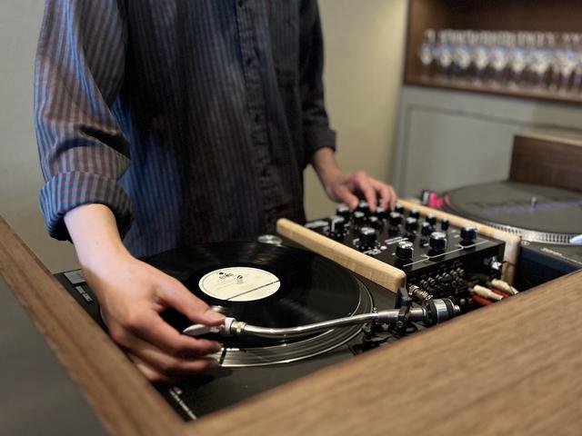 画像: ターンテーブルを2台設置したDJセットで、1曲かけたら次のレコードに繋ぐことも