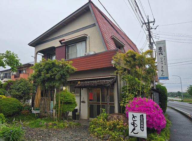 画像: 街道沿いにたたずむ一軒家
