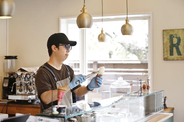 画像: 店主の六郷祐太朗さん。ジェラートはコーンとカップが選べるオーセンティックなスタイル