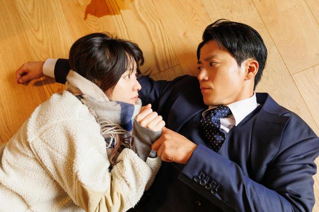 画像: 主演の小栗旬(右)とハン・ヒョジュ(左)。Netflixシリーズ「匿名の恋人たち」独占配信中