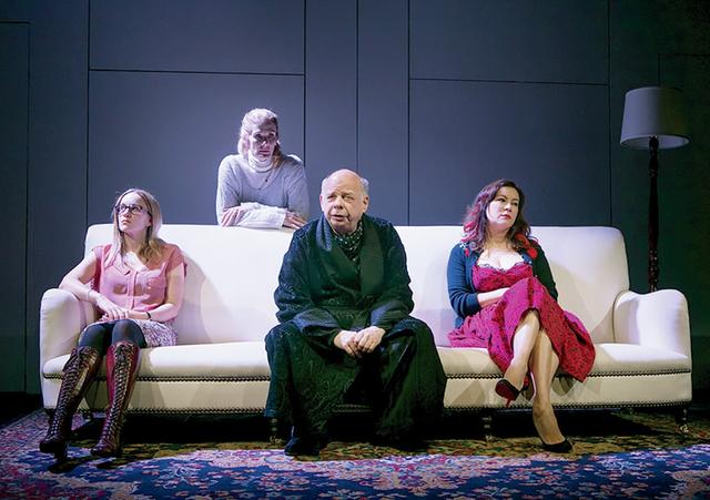 画像: 舞台劇『Grasses of a Thousand Colors(千色の草)』(2013年)でショーンが共演した俳優たち。左からエミリー・カス・マクドネル、ジュリー・ハガティ、ジェニファー・ティリー。 SARA KRULWICH/THE NEW YORK TIMES