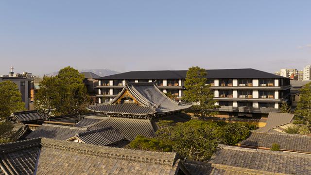 画像: 日本最古の禅寺・建仁寺に隣接するカペラ京都は、地上4階、地下2階建。宮川町歌舞練場、地域施設とともに手がけたのは隈研吾建築都市設計事務所 COURTESY OF CAPELLA KYOTO