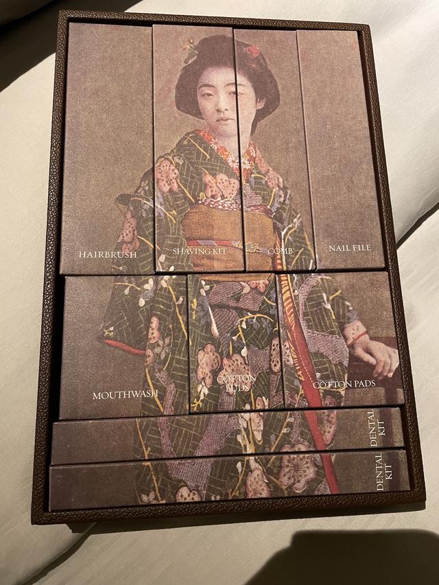 画像: 歯ブラシやコットンなどの洗面所周りのアメニティは、芸妓が描かれた箱にひとつひとつ収められ、まるでパズルのようだ PHOTOGRAPH BY HARUMI KONO