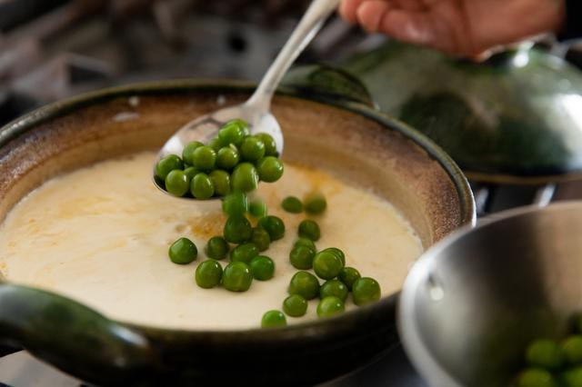 画像: グリーンピースをのせ、ゆで汁を少し回しかける。一旦、蓋をして食卓へ。 のせる野菜は、そら豆やグリーンアスパラガス、スナップえんどう、さやいんげん、ゴーヤなどもいい。