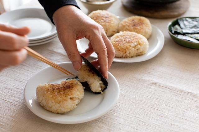 画像: 器に盛り、海苔を添える。食べるときは、ひと口づつ海苔を巻いてどうぞ。
