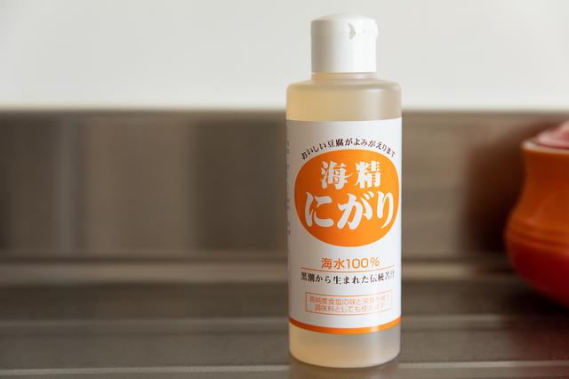画像: にがりはマグネシウムが豊富で、塩水を濃縮したような風味なので使う場合は少量で。ご飯を炊く際に、味噌汁に少し加えても。ミネラルの 補給になり、味付けにコクを与える便利なもの。