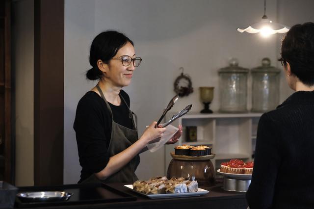 画像: 「店名の由来は、義母が営んでいた理容室の名前。女性をきれいにする場所なのに、あえて“おへちゃ(＝ぶさいく)”とつける遊び心に惹かれて」と語る中村夏子さん