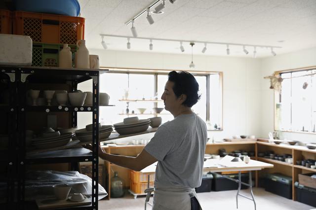 画像: 前職はロンドンでヘアスタイリストをしていたという陶芸家の山本将太郎さん