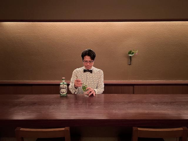 画像: バックバーに酒瓶ひとつないミニマルな空間