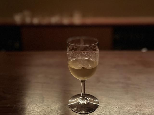 画像: グラスワイン¥1,200〜。グラスは上部に茨を模したエッチングが施されたオールドバカラのセビーヌシリーズ