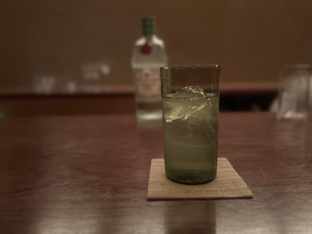 画像: 「ジンと炭酸、ライムのみで作るジンリッキーは、シンプルながら、作り手によって味が変わる。自分の中でのアイコニックなカクテルです」と、柳野さん。ジンリッキー¥1200。グラスは、フィンランドの巨匠、カイ・フランクの50年代デザイン