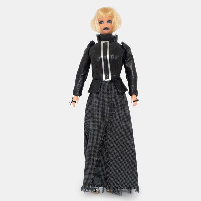 画像: "BARBIE DOLLS" 1990-2022 子ども時代、バービーに服を作るのが原点となり、1989年に自身のコレクションを着せた作品を発表。だが展示後に紛失してしまう。後年、コロナ禍のロックダウン中に、手元に残されていた型紙をもとに再制作し、失われた作品を蘇らせた © Marc Chatelard