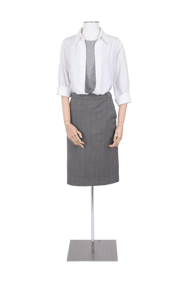 画像: "VAREUSE_ 1998" ”ヴァルーズ” は船乗りのトップスを基にした、留め具のないシンプルな服。マルジェラは深いVネックを加えた新しい形を考案し、ジャケットやドレスなどに展開。白いポプリンのシャツは象徴的な一着となり、多様なスタイリングが可能な定番となった © Marc Chatelard
