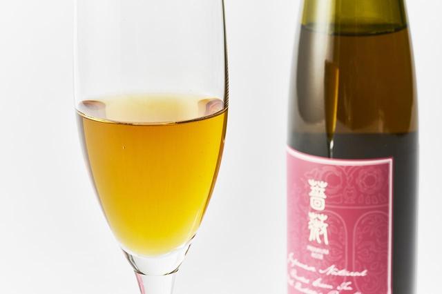 画像: 「薔薇茶」＜300ml＞￥3,024 京都・宇治で有機栽培された茶葉を使用。渋みがほどよくあり、デザートや肉料理と好相性 PHOTOGRAPH BY SHINSUKE SATO